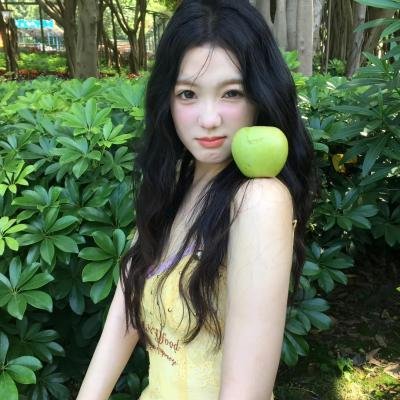 她在这里